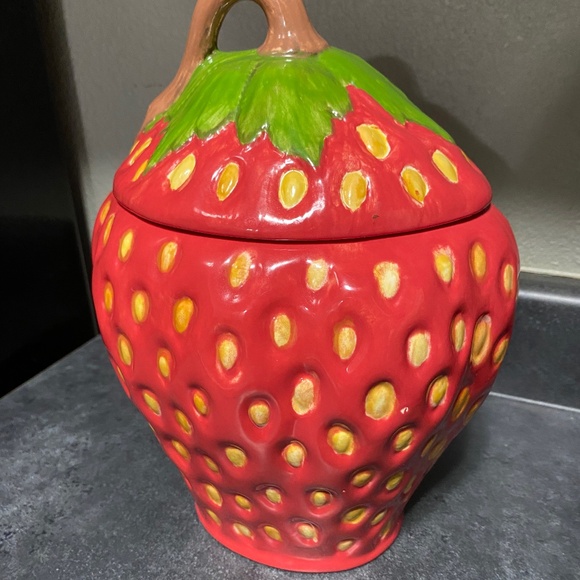 Medium sized vintage strawberry cookie jar - Picture 1 of 9